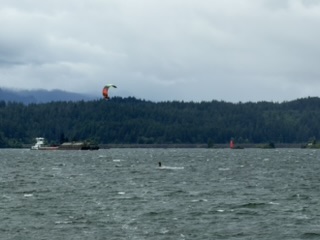 Kite and hydrofoil surfers on the Columbia River