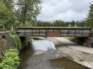 Path under the railroad tracks to Multnomah Falls